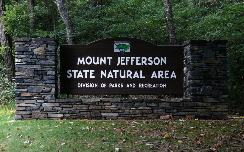 Sign at the entrance of Mount Jefferson State Park